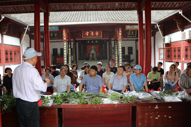 “尋找最美本草”系列中醫(yī)藥科普活動(dòng)走進(jìn)夏履鎮(zhèn)葉家山