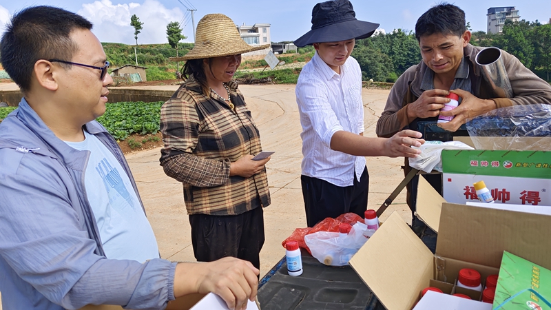 石原金牛為云南種植戶送技術(shù)、送優(yōu)惠